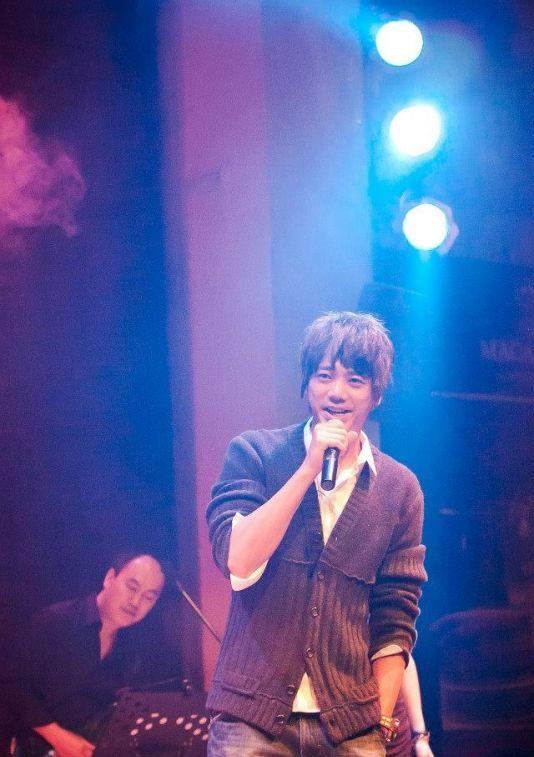 国籍|内地的方便，成功地把台湾歌手信，从不用手机变成了手机成瘾者