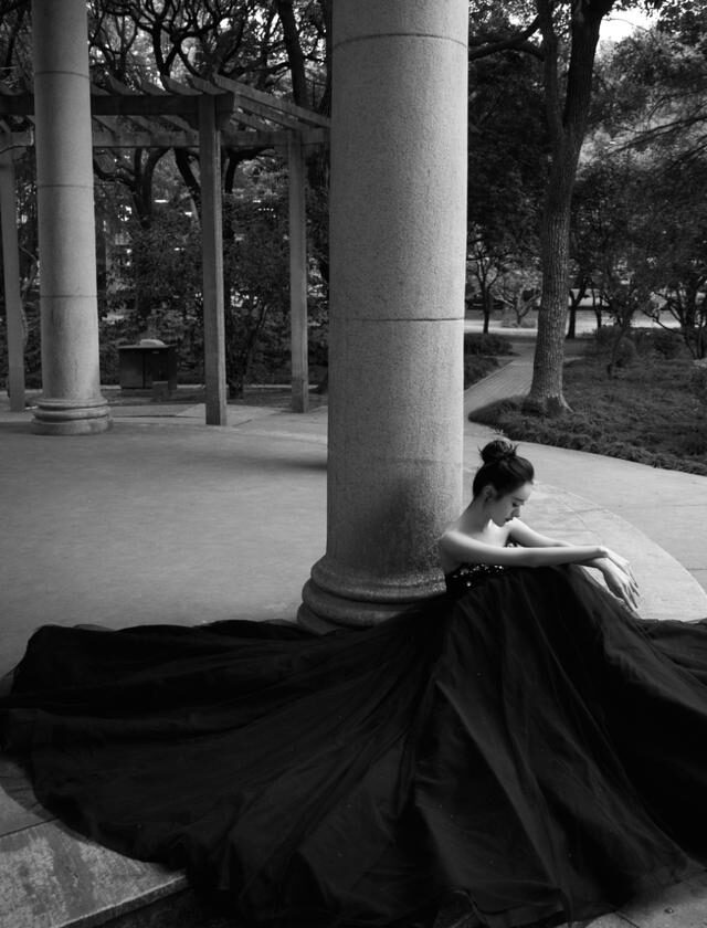 袁冰妍|袁冰妍越来越像赵丽颖了，穿抹胸纱裙打扮似黑天鹅，差点没认出来