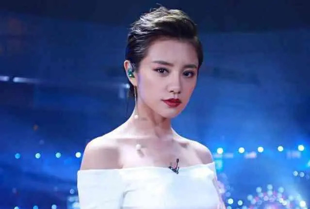 主持人|知名女主持人现场失误，少穿了一件衣服，张国立60分钟没敢转头