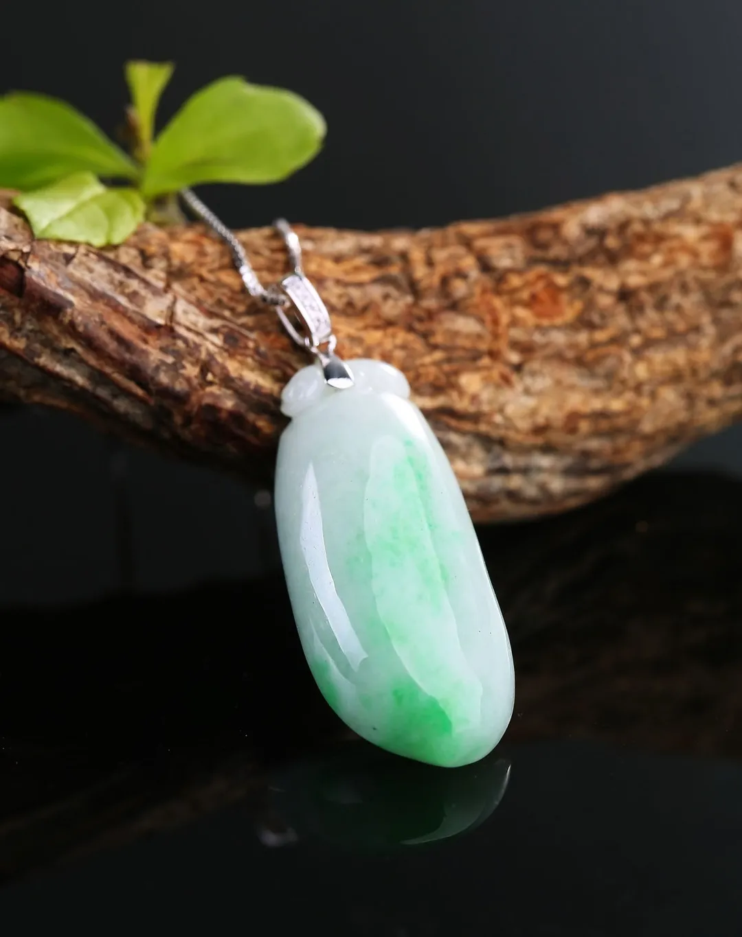 翡翠|翡翠饰品款式多样，佩戴起来有什么讲究呢？