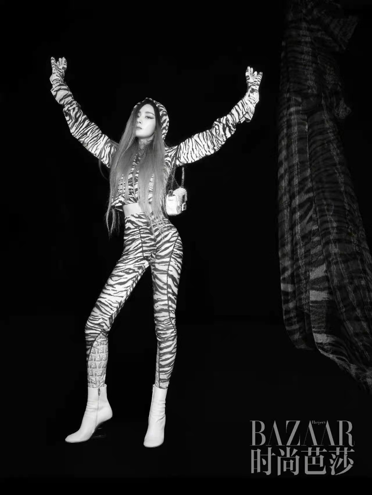 关之琳|众女星拍2022开年杂志：杨幂秀美背，刘亦菲女王，舒淇戴百万珠宝