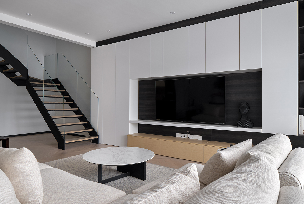 163㎡简约跃层,时尚黑白灰+暖心跳色,既稳重又温馨