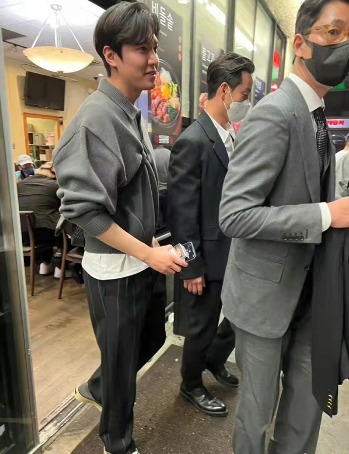 时尚风行派 李敏镐久违露面刷新颜值高度!穿休闲装跟朋友聚会,大长腿太吸睛