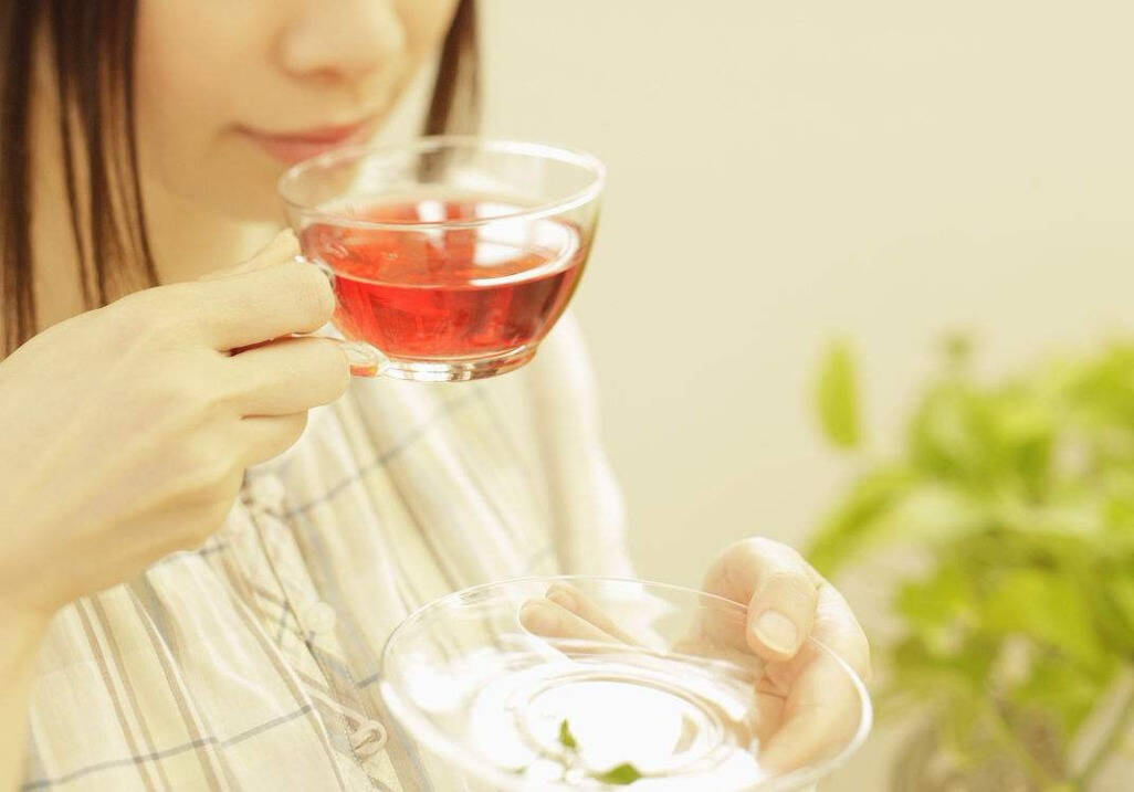 哑铃妈妈|女孩在路上来“初潮”，白裤子都染红了还不知，幸得暖心阿姨相助