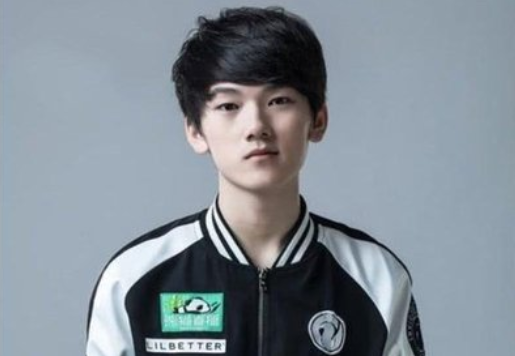 jkl|英雄联盟：一纸高中录取书，JKL想放弃打职业，周淑仪躲房里哭