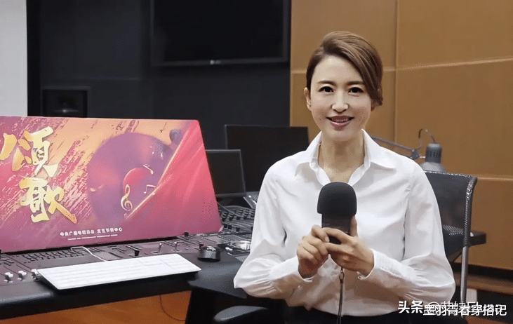墨羽青春穿搭记|张蕾漂亮又有气质，缎面衬衣配绿长裤，手拿单反端庄大气有魅力