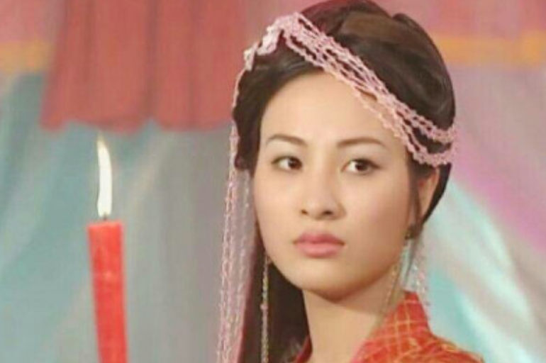 赵敏|长得丑就不要硬演美女，有人演得像村姑，有人我想把她的脸遮上