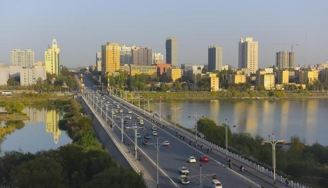 坦荡钟情豁达 喀什火车站是全国路网最西端的火车站，将成为西北边疆交通枢纽