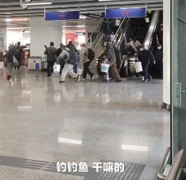 |南京大爷组团赶地铁钓鱼，被调侃人比鱼多，欢笑的背后更多是无奈