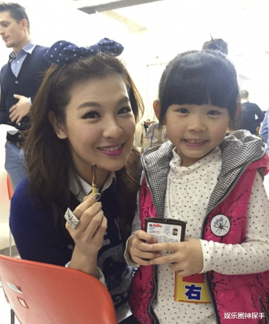 贾静雯|贾静雯前夫再生双胞胎女儿，颜值不输梧桐妹，但评论却让人尴尬