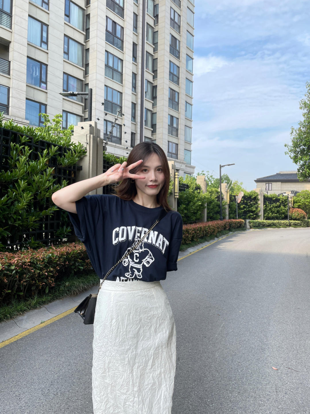 颜红橙|早秋穿搭示范，白色复古旗袍连衣裙温婉时髦，精致优雅有格调