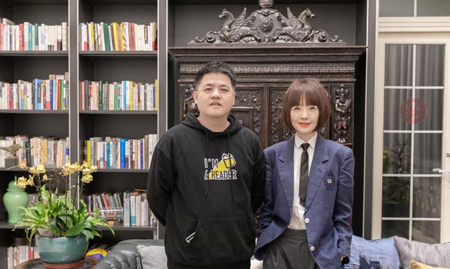 方脸妹说时尚|鲁豫罕见走机场!穿背心配爸爸裤打扮似明星,瘦成麻杆还有曲线美