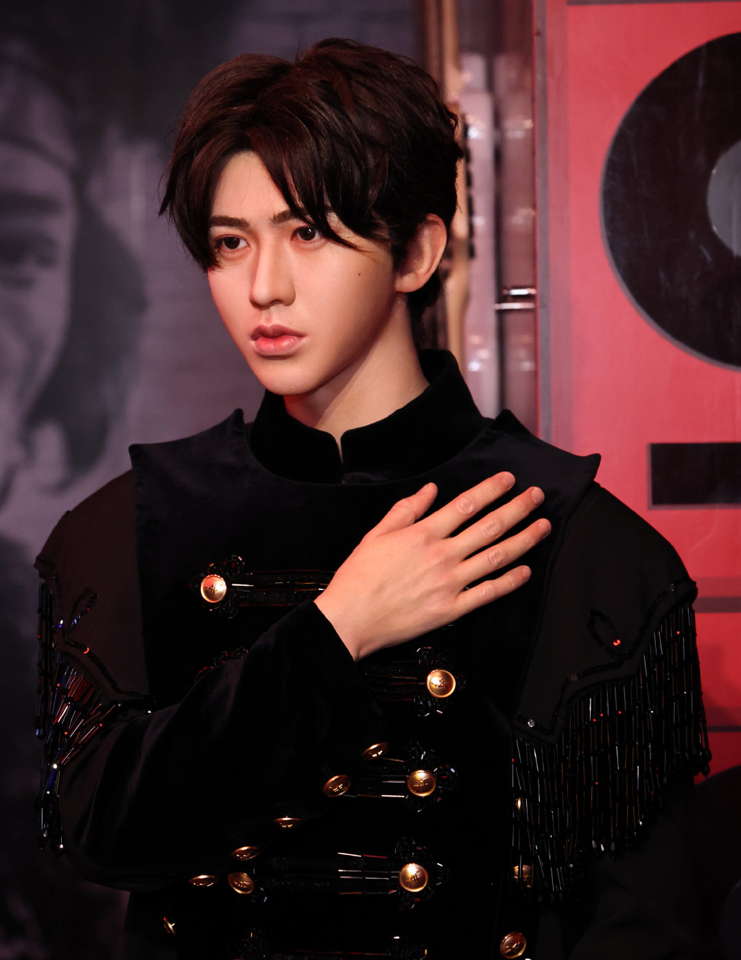 蔡徐坤|蔡徐坤首尊蜡像现身，重现巅峰之夜经典造型，网友：非常逼真，细节满分