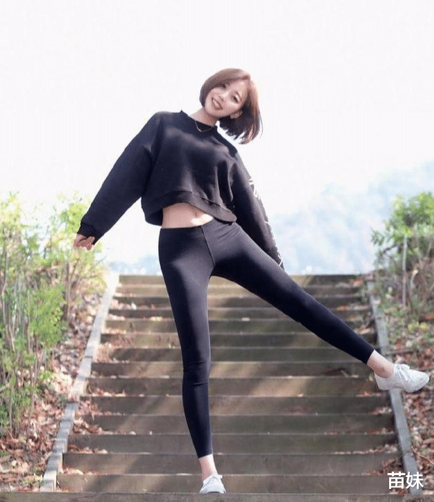 穿衣搭配|小妹妹穿着宽松的露脐衫配着修身运动裤，休闲活力超减龄