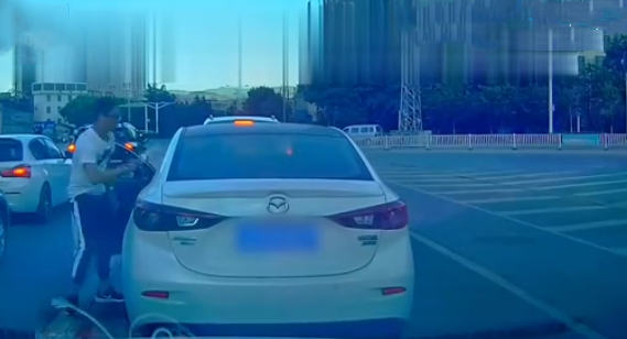 半岛晨报 等红灯时一个举动上了热搜！这个爸爸真棒