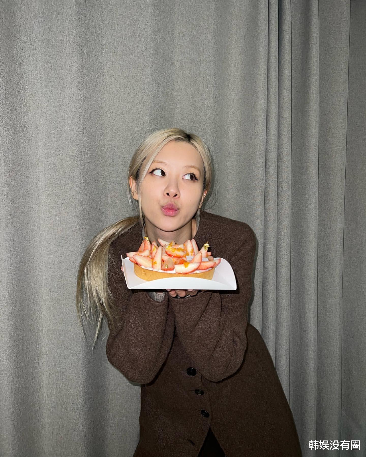 金高银|BLACKPINK朴彩英、金高银“烘焙约会”，粉丝：宝贝比演员更美