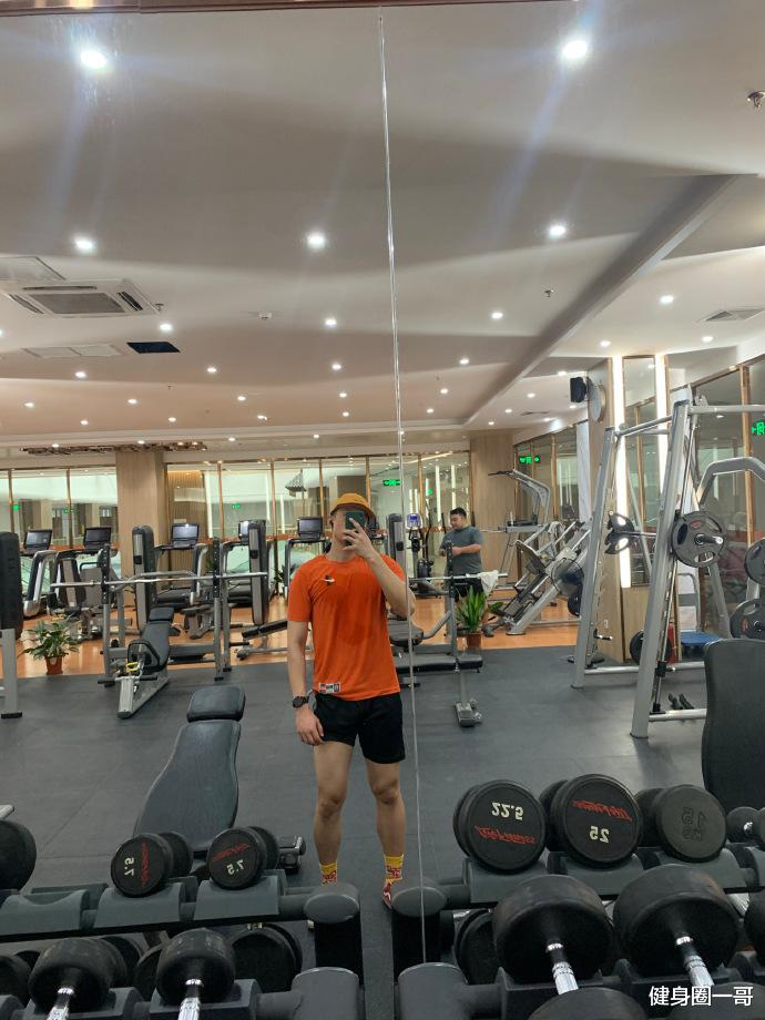 健身圈一哥 爱健身的时尚达人,白羊座肌肉大男孩,撸铁锻造出健壮好身材!