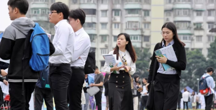 高校|“大厂”年终奖被爆，应届生难以置信，网友直言学习成绩限制了我