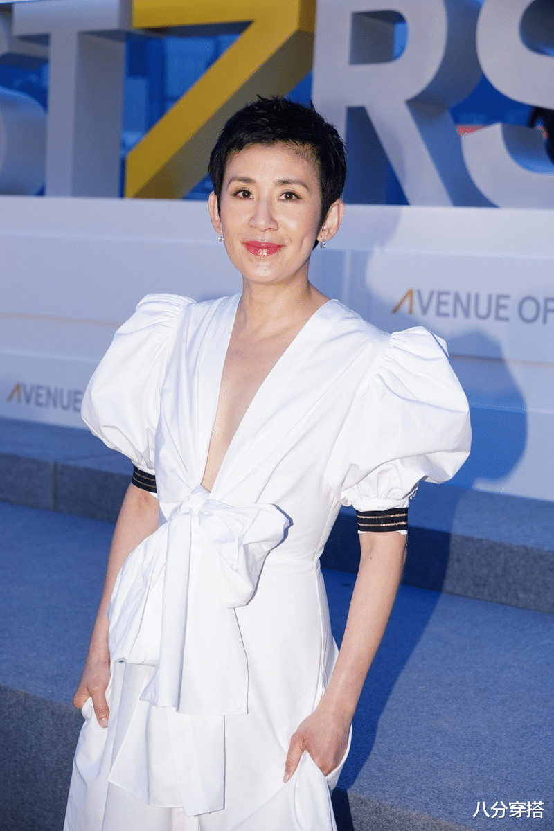 穿衣搭配 吴君如穿白裙逆袭成女神，配短发又飒又美，气质高级好抢眼
