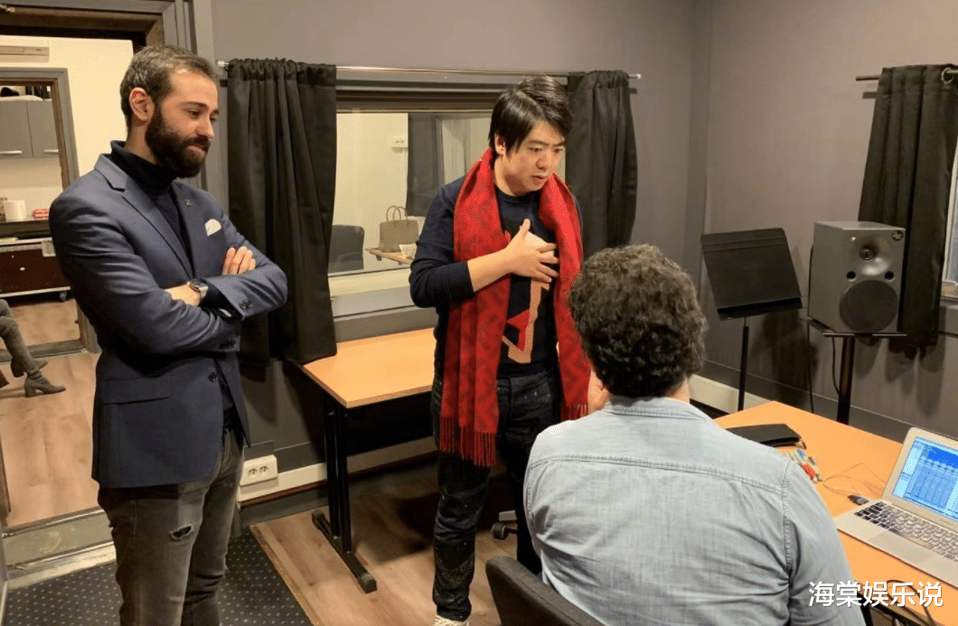 赵本山|郎朗1月7日在法国录制春晚，戴大红围巾喜笑颜开，吉娜弹琴超开心