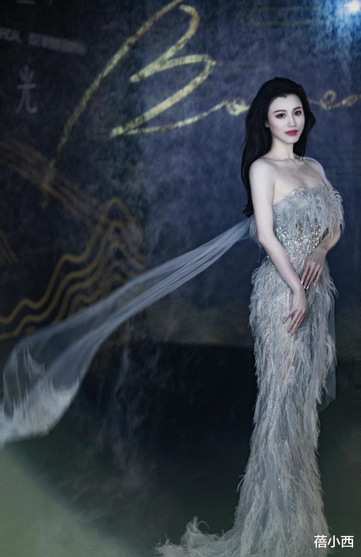 葛天|刘翔前妻葛天越来越美，穿豆沙粉蛋糕裙亮相活动，长卷发优雅洋气