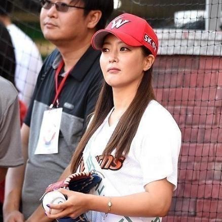 小陈有说 44岁金喜善穿白T恤牛仔裤身材超棒，青春状态如少女，保养得真好