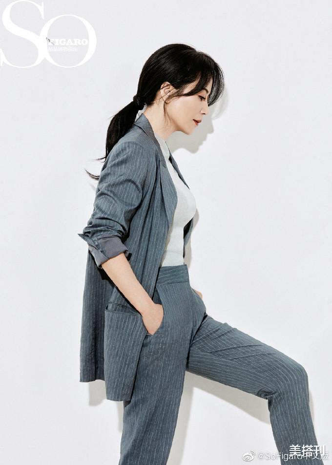 穿衣搭配|俞飞鸿最新大片,率性西装、优雅长裙,展现成熟女性的性感和从容
