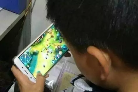 烫一壶浊酒|小男孩充值游戏，花光了爸爸的“死亡赔偿金”，太心寒了