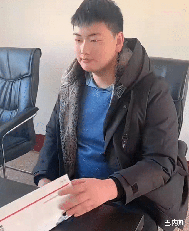 教练|朱小伟被过度消费，在驾校被教练拉着直播，科目一考了6次才过