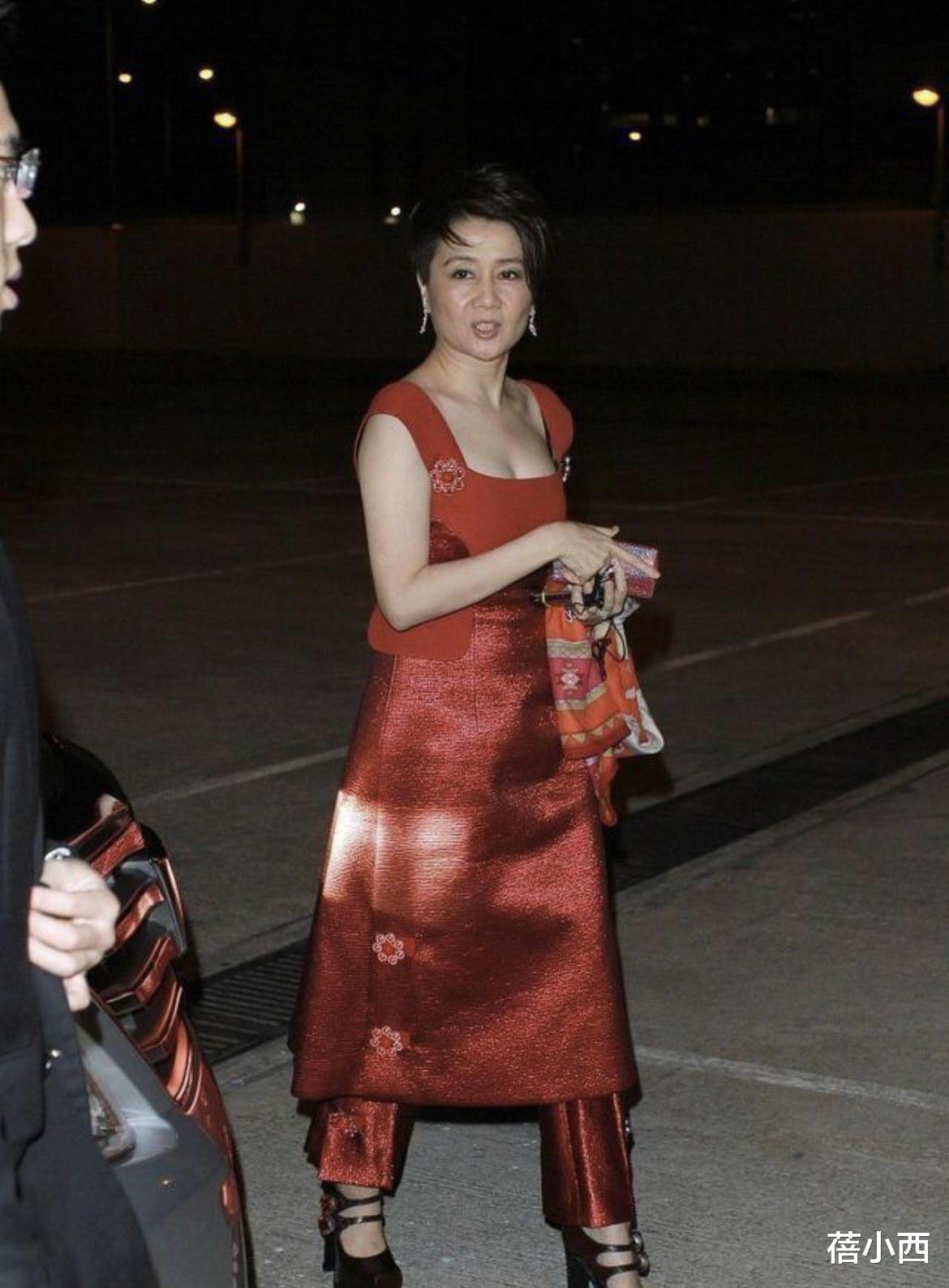 发型|赌王四太梁安琪不像61岁的人，穿抹胸娃娃裙配短发，扮嫩太有水准