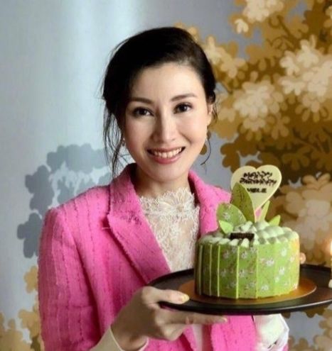 李嘉欣|李嘉欣也剪了短发，穿小香风外套阔太范十足，配粉色内搭真显年轻