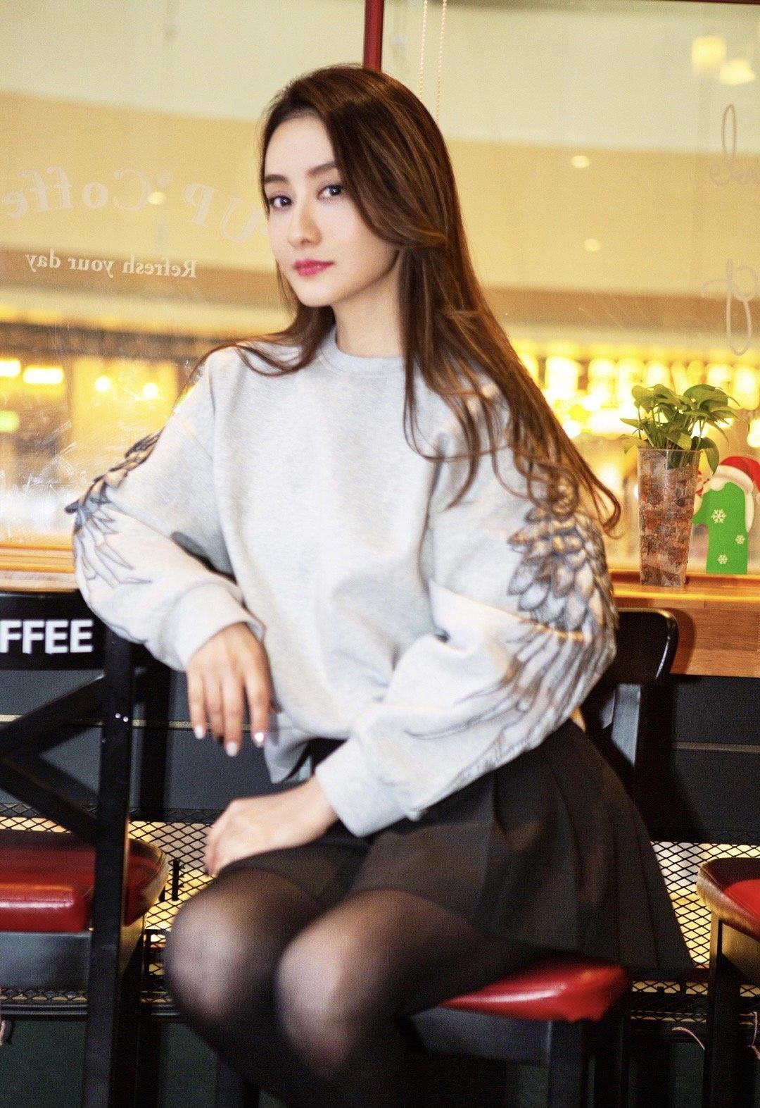 何有强|陈德容?已经47岁了，魅力不减，穿白色外套搭配半身，高级优雅