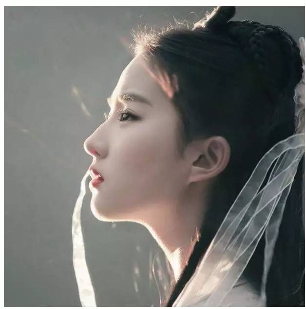 刘亦菲|33岁刘亦菲走红毯,颜值依然“惊艳”,闯荡好莱坞却意外错失了国内市场?