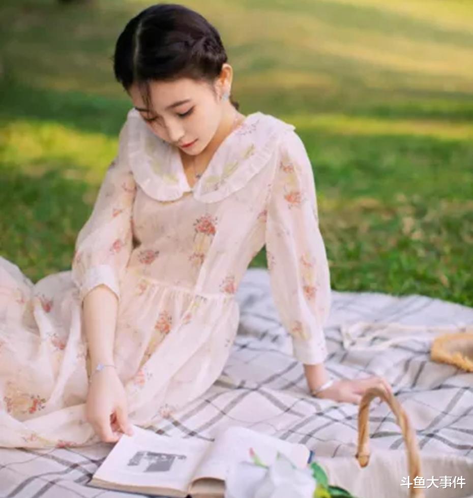 斗鱼|斗鱼平台知名人气女主播再发原创新歌,直播两小时收狂收30万礼物!