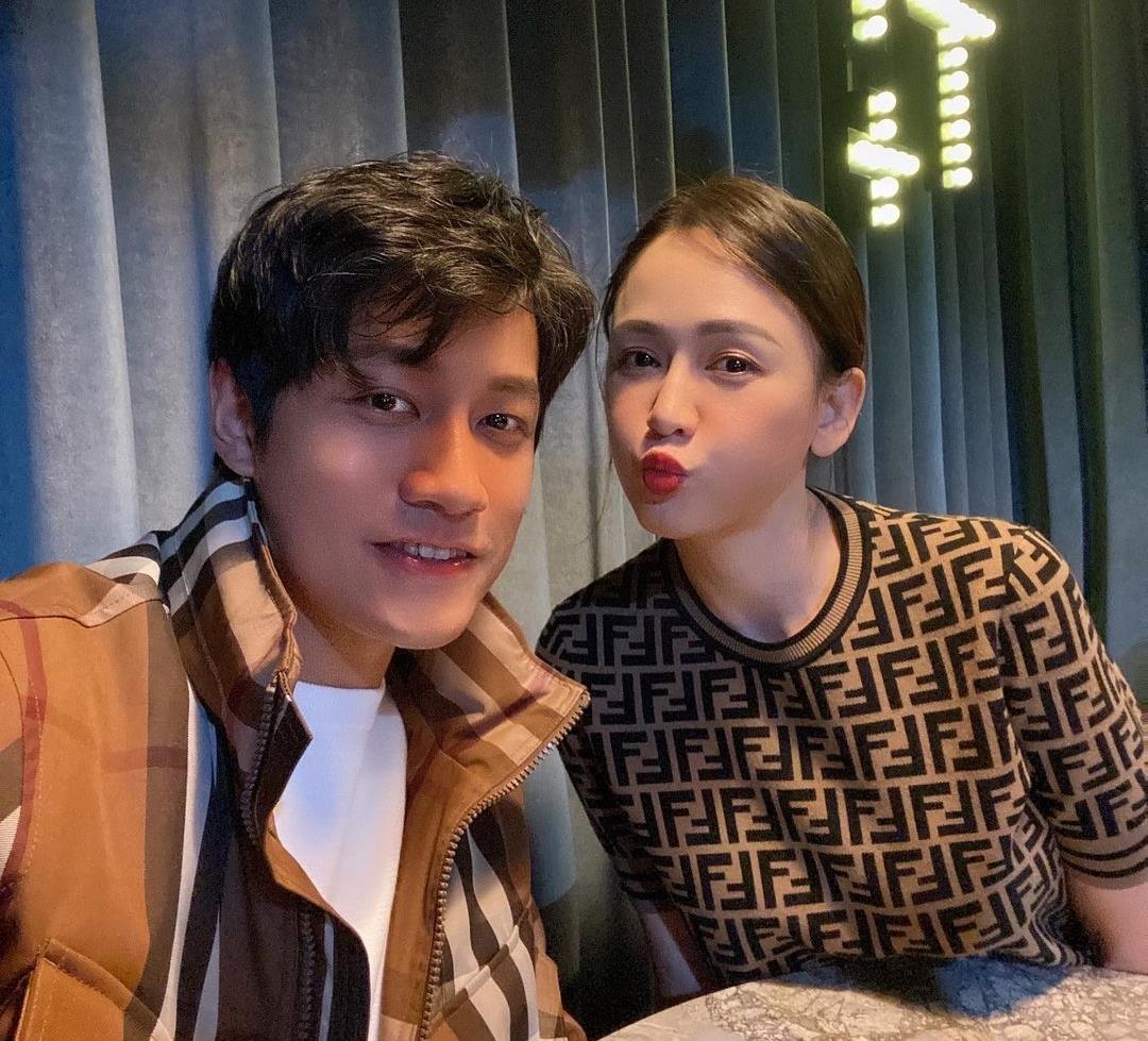 陈乔恩|陈乔恩与男友穿情侣装搞怪合影，艾伦亲手创作壁画彰显艺术天赋