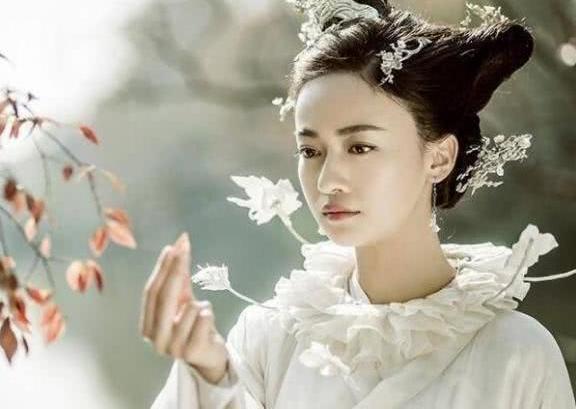 妲己|“妲己”成妖：吴谨言靠换装、张馨予靠化妆，而她俩只需装柔弱