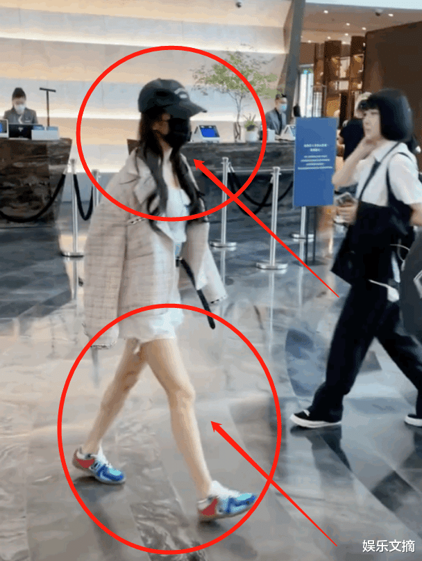 杨幂|34岁杨幂出行被偶遇，路人镜头下又美又飒，生图却暴露真实腿围