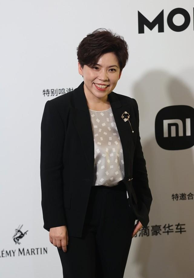 BiuVogue|\＂乒坛女皇\＂邓亚萍气质太高级，穿西装大方沉稳，真可靠
