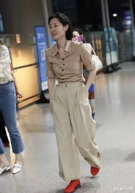 衣在配不在贵 脱离美颜滤镜后，刘敏涛穿一身粉也遮不住年龄感，好在气质撑得住