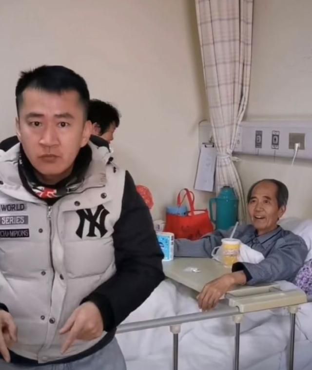 李嘉明|戏骨李嘉明潦倒状况不敢认，露天酒席上菜就往塑料袋里装