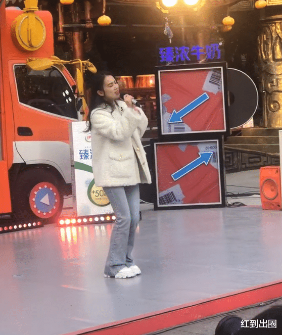 围城|黄圣依到乡下商演被拍，露天环境十分简陋，中途跑下台和村民互动