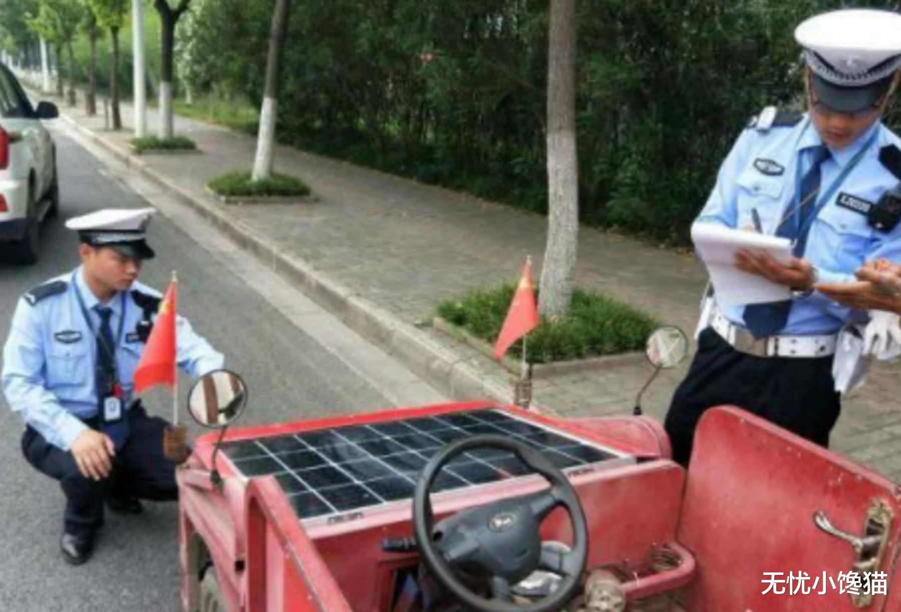 农村老汉自制太阳能车,一次能坐4个人,车头两侧还插上了国旗