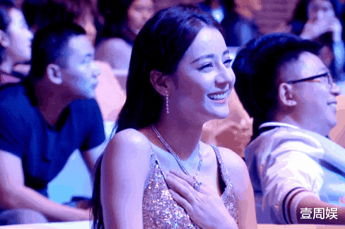 迪丽热巴|最喜欢捂胸口的女明星，非她莫属，网友：顶流还没穿衣的自由？