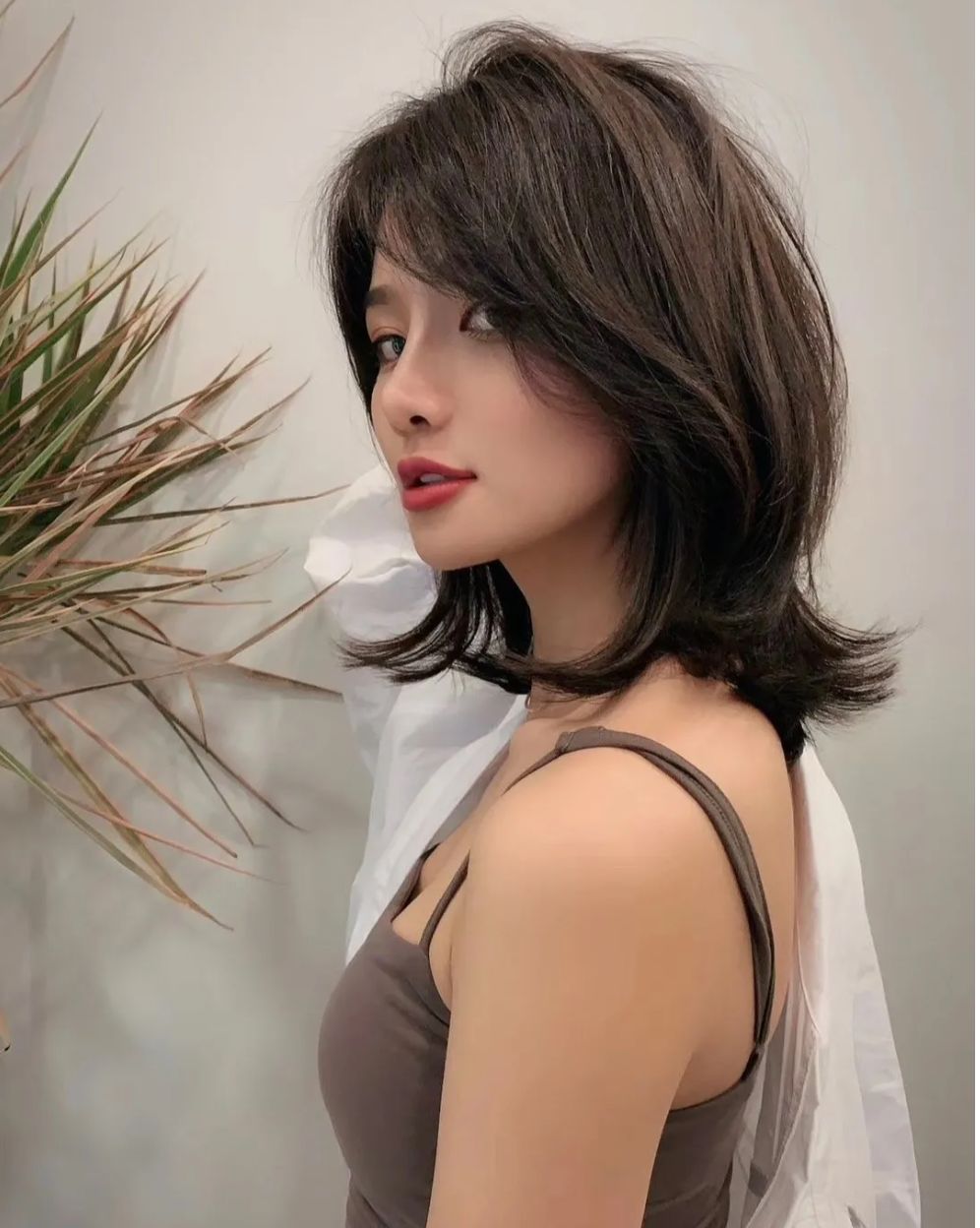 发型 年底女发别乱剪，要美就选这4种，外翘内扣和挑染还有卷卷烫