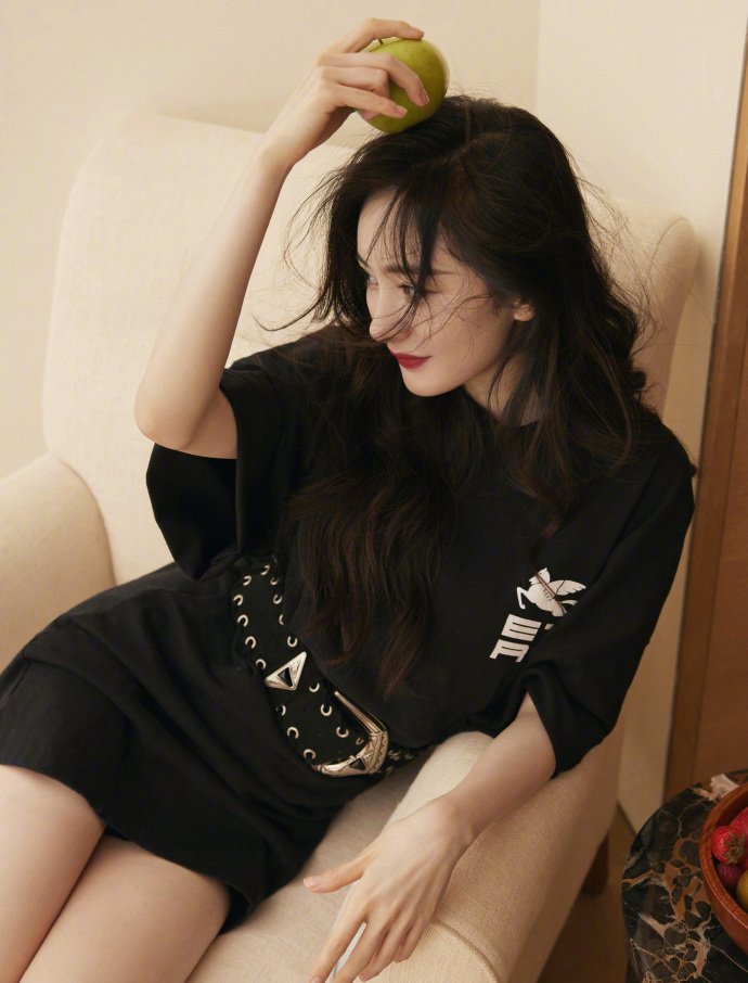 杨幂|不敢信杨幂庆祝的是35岁生日，晒“下衣失踪”美照，看着像25