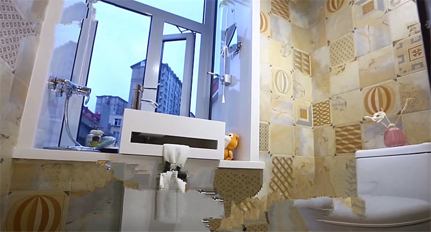 1家3口蜗居16㎡房，睡在柜子里灶台旁是马桶？网友：咋住