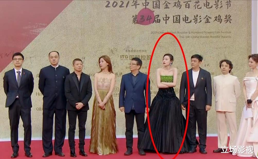 张译|34届金鸡红毯，张译紧张到搓衣角，青年演员蹲下为陈道明“让镜”