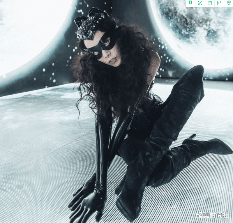 超美时尚社 莫文蔚现身可持续时尚T台，穿蓝色长裙秀美腿，51岁身材惹人羡