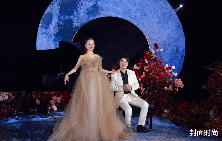 封面时尚 吉娜当了妈胆子反而更大了,挑薄透黑纱裙穿,气质不错但有点显胖