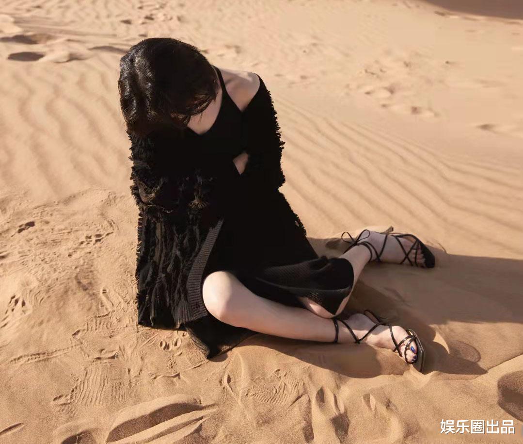 周雨彤|周雨彤在沙漠凹造型，穿背心秀曲线美，背部曲线赏心悦目